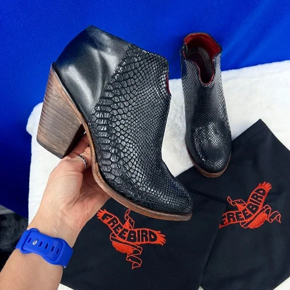 🚫SOLD! |•FREEBIRD🦅BY STEVEN•| GORGEOUS DETROIT Black Snake Booties Size 10 - Picture 1 of 16